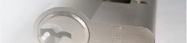 Descubre nuestra gama de cilindros y bombines, garantizando seguridad y confiabilidad en cada cerradura. Opciones resistentes para proteger tu hogar o negocio